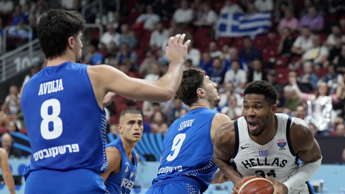 Ο Γιάννης Αντετοκούνμπο στο Ελλάδα - Ισραήλ (ΦΩΤΟ REUTERS