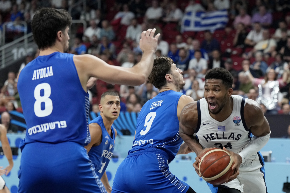 Ο Γιάννης Αντετοκούνμπο στο Ελλάδα - Ισραήλ (ΦΩΤΟ REUTERS