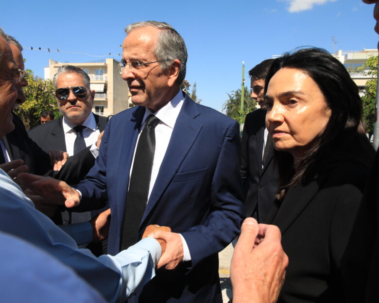 Λένα Σαμαρά: Οδύνη στο μνημόσυνο για τις 40 ημέρες από τον θάνατό της – Με δάκρυα στα μάτια της η μητέρα της, Γεωργία