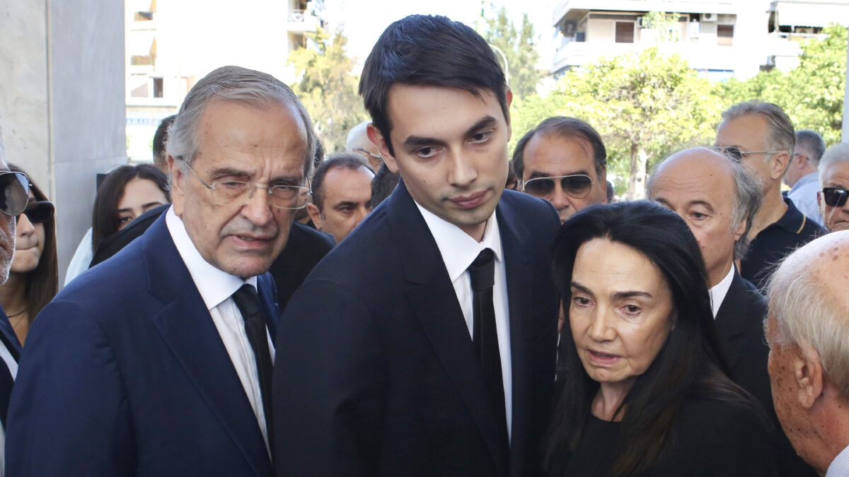Ο Αντώνης Σαμαράς με τον γιο του Κώστα και την σύζυγό του Γεωργία, στο μνημόσυνο της αγαπημένης τους