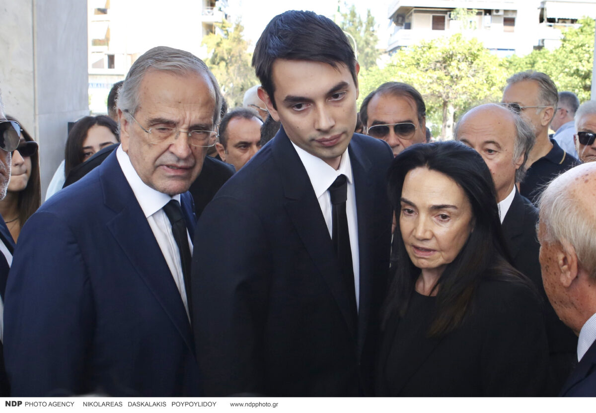 Ο Αντώνης Σαμαράς με τον γιο του Κώστα και την σύζυγό του Γεωργία, στο μνημόσυνο της αγαπημένης τους