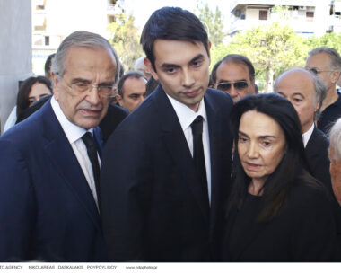 Ο Αντώνης Σαμαράς με τον γιο του Κώστα και την σύζυγό του Γεωργία, στο μνημόσυνο της αγαπημένης τους
