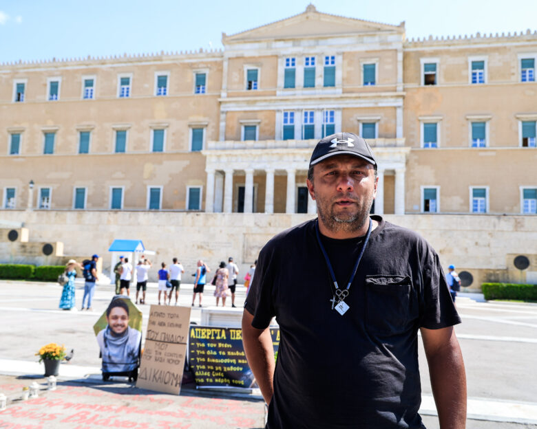 Τέμπη: Πατέρας θύματος κάνει απεργία πείνας και δίψας μπροστά στη Βουλή ζητώντας την εκταφή της σορού του παιδιού του