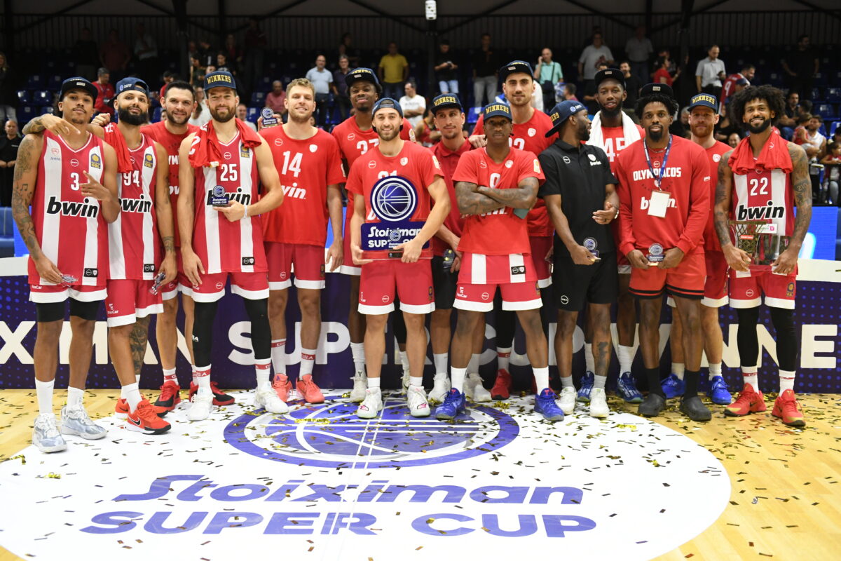 Η απονομή του Super Cup στον Ολυμπιακό  (KLODIAN LATO
