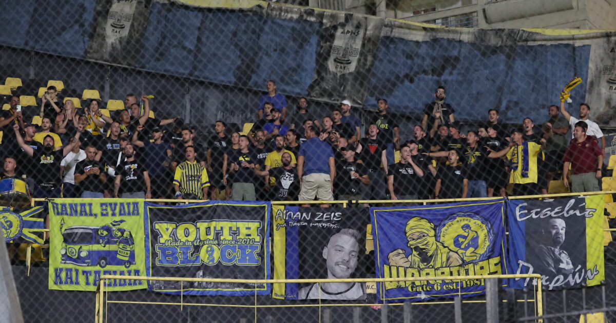 Mars fans climbed on the rails to make beer to the Panetoliko fans in “Cl. Vikelidis »