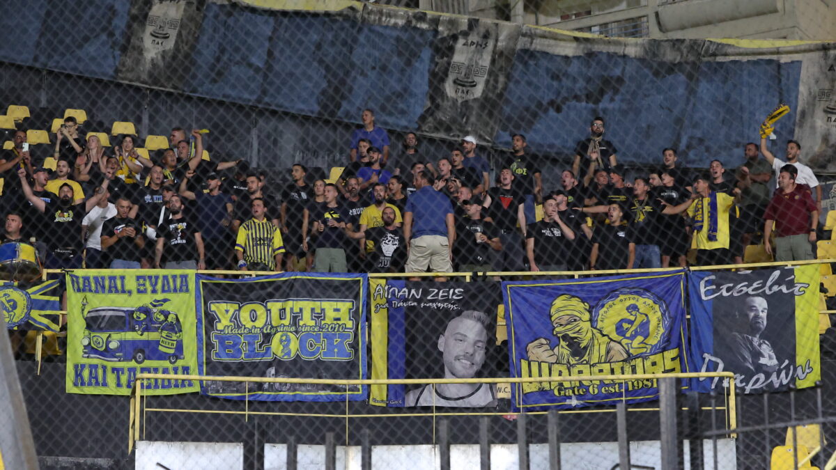 Οι οπαδοί του Παναιτωλικού στο Κλ. Βικελίδης