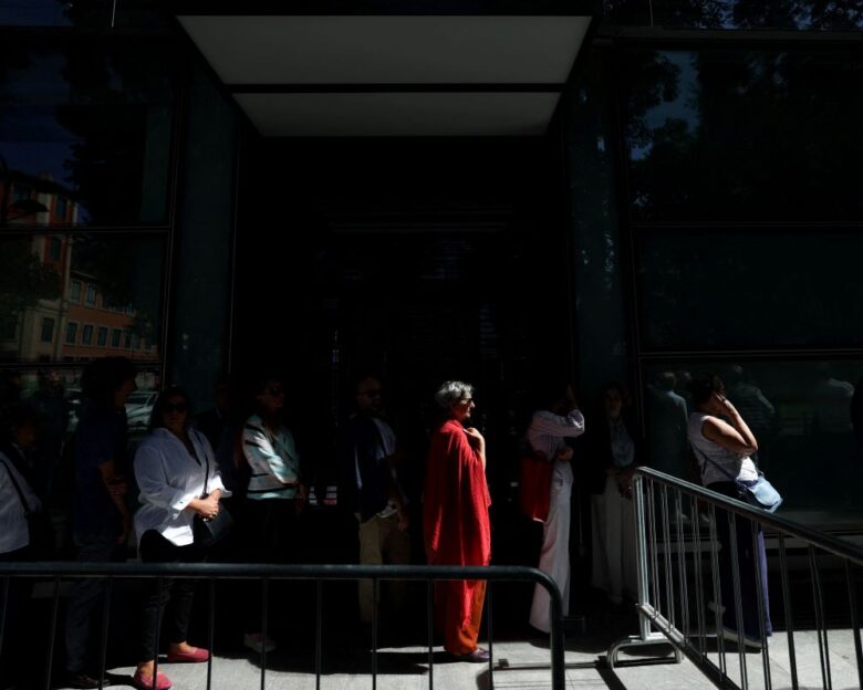 Τζόρτζιο Αρμάνι: Το Μιλάνο πενθεί για την απώλεια του «βασιλιά» του – Χιλιάδες άνθρωποι στο λαϊκό προσκύνημα