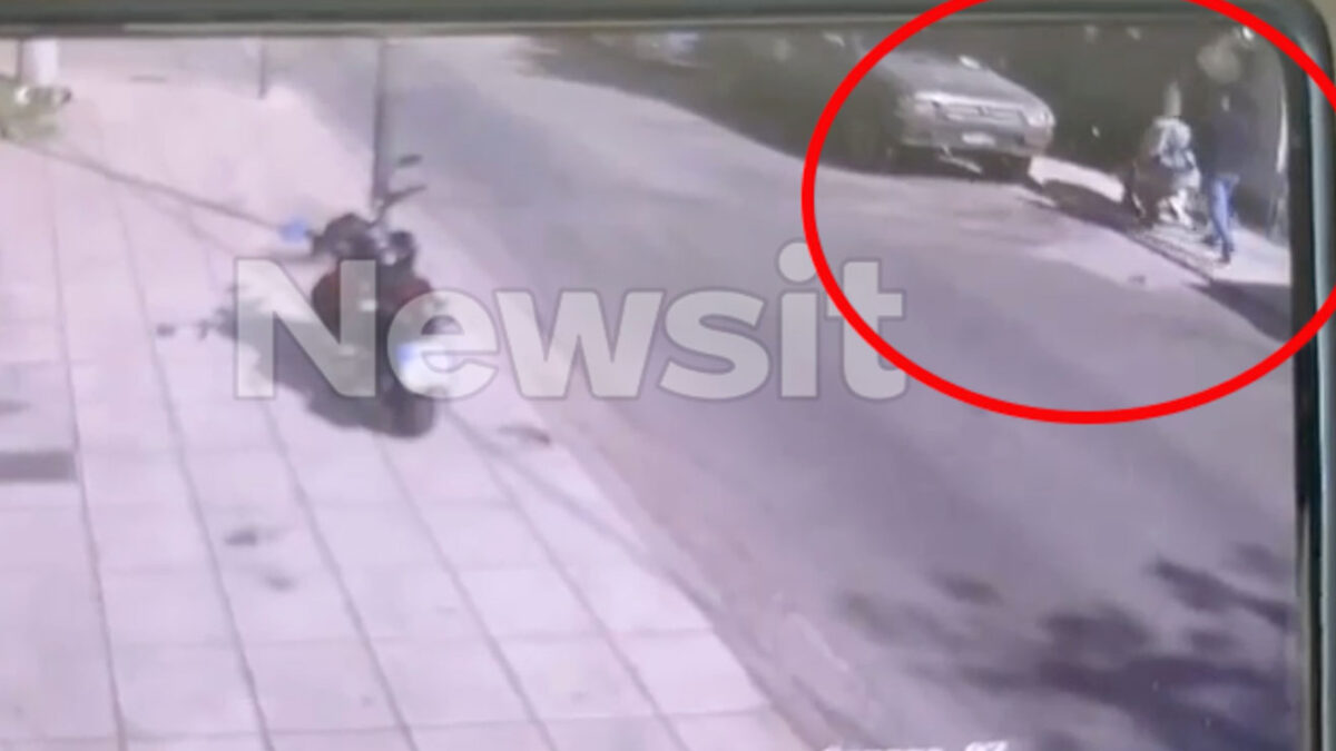 On camera η αρπαγή του μωρού που βρέθηκε από τον Πειραιά στην Ακρόπολη – Ο άνδρας τρέχει με το καρότσι