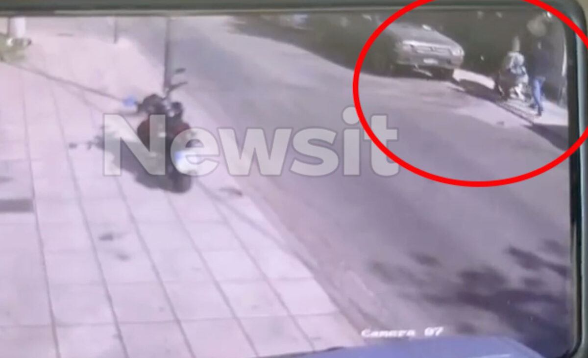 On camera η αρπαγή του μωρού που βρέθηκε από τον Πειραιά στην Ακρόπολη – Ο άνδρας τρέχει με το καρότσι