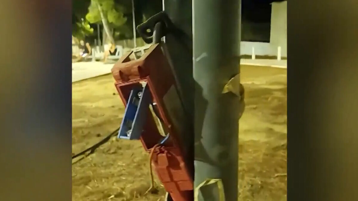 Καλώδια σε παιδική χαρά στην Αρτέμιδα