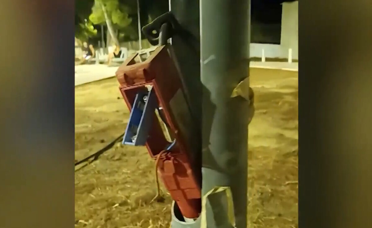 Καλώδια σε παιδική χαρά στην Αρτέμιδα