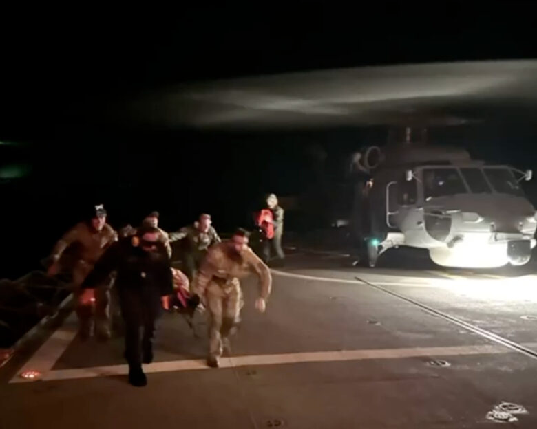 Ελληνική και Γαλλική φρεγάτα της επιχείρησης «ΑΣΠΙΔΕΣ» έσωσαν το πλήρωμα του ολλανδικού πλοίου που χτυπήθηκε από τους Χούθι – Βίντεο από την διάσωση