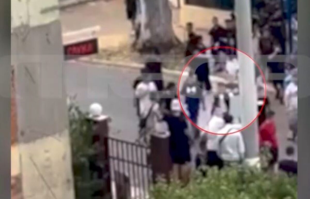 Παιδια έξω από σχολείο
