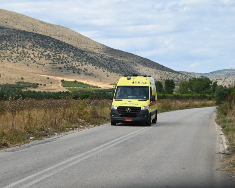Σοβαρό τροχαίο στη Βάρδα Ηλείας: 16χρονος δίνει μάχη για τη ζωή του μετά από σύγκρουση δικύκλου με αυτοκίνητο
