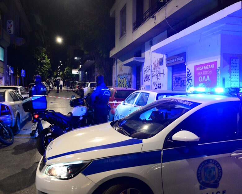 Άγρια συμπλοκή στη Θεσσαλονίκη μεταξύ 20 νεαρών: Πιάστηκαν στα χέρια και πέταξαν μπουκάλια