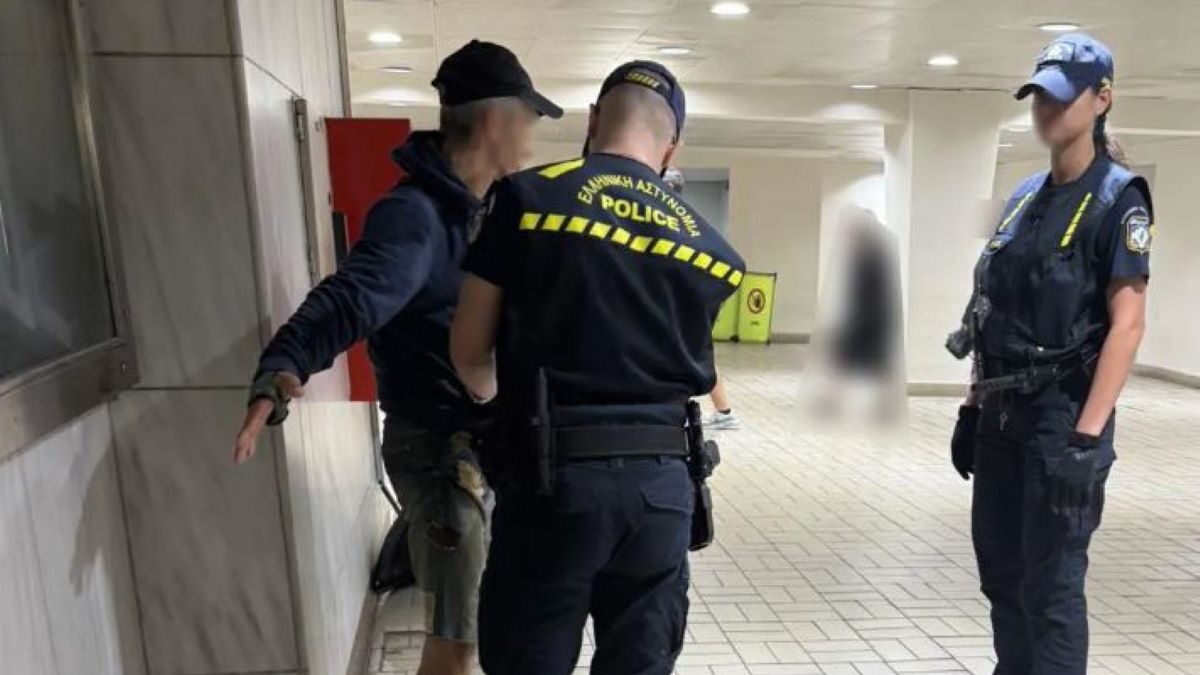 Αστυνομικοί συλλαμβάνουν άνδρα σε σταθμό μετρό
