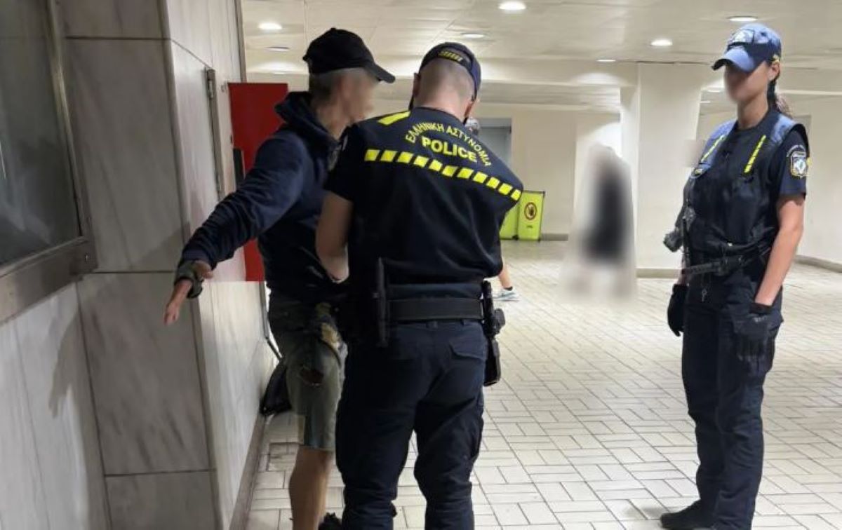 Αστυνομικοί συλλαμβάνουν άνδρα σε σταθμό μετρό