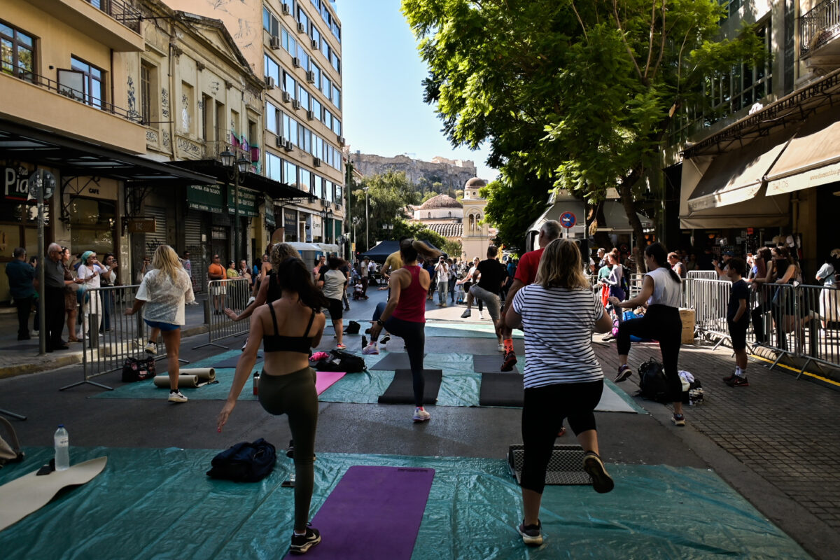 Πολίτες στην οδό Αθηνάς για τις εκδηλώσεις της Ημέρας χωρίς αυτοκίνητο