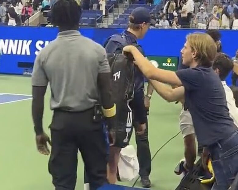 Σοκαριστική στιγμή στο US Open: Θρασύς θεατής πιάστηκε στα πράσα να κλέβει την τσάντα του Jannik Sinner