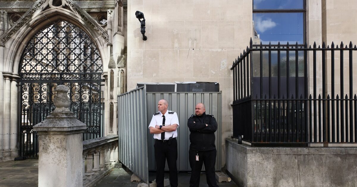 Banksy “beats” with a new sketch in the London courts – was immediately covered and guarded