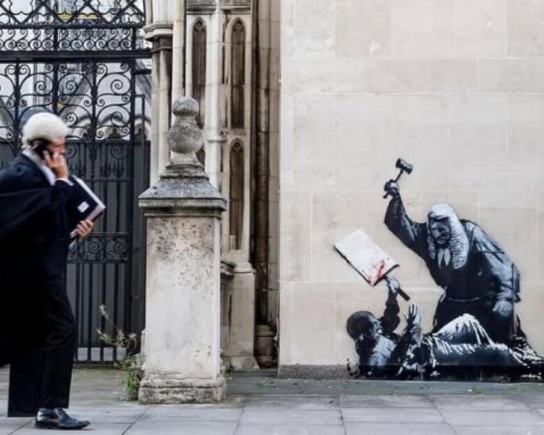 «Εξαφάνισαν» το έργο του Banksy έξω από τα Βασιλικά Δικαστήρια του Λονδίνου