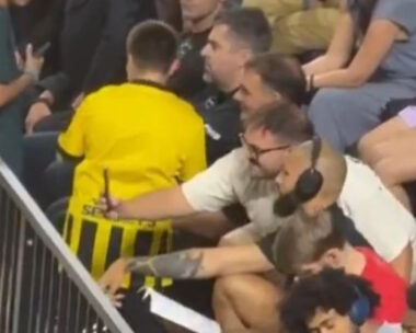 Μικρός φίλος της ΑΕΚ έβγαλε selfie με τον Γιώργο Μπαρτζώκα στη Ρόδο