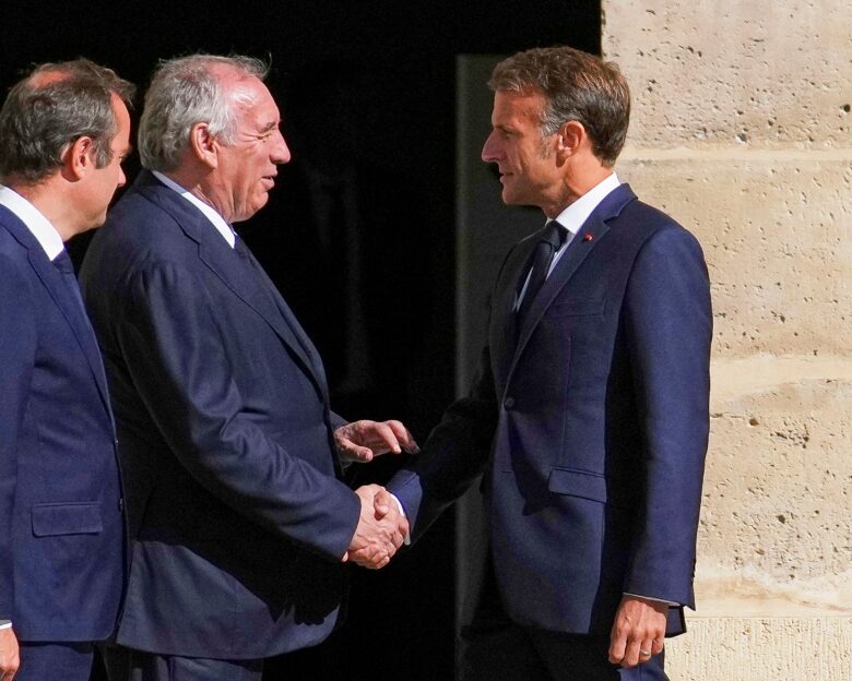Η κατάρα της Γαλλίας και η πολιτική αυτοκτονία του Φρανσουά Μπαϊρού που απειλεί να συμπαρασύρει και τον Μακρόν