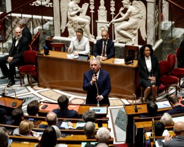 Ο Γάλλος πρωθυπουργός Φρανσουά Μπαϊρού απευθύνεται στην Εθνοσυνέλευση