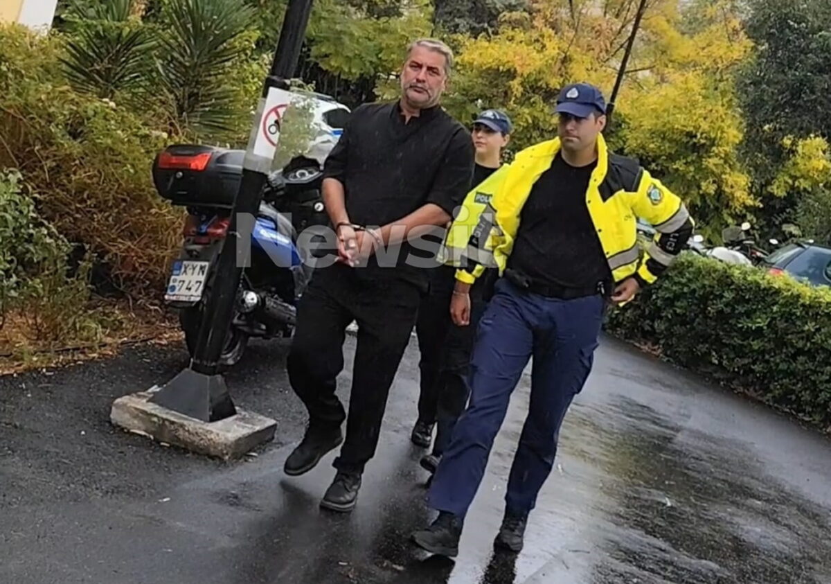 Βασίλης Μπισμπίκης: Η στιγμή που οδηγείται στην Ευελπίδων με χειροπέδες