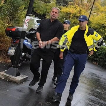 Βασίλης Μπισμπίκης: Η στιγμή που οδηγείται στην Ευελπίδων με χειροπέδες
