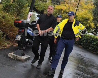 Βασίλης Μπισμπίκης: Η στιγμή που οδηγείται στην Ευελπίδων με χειροπέδες