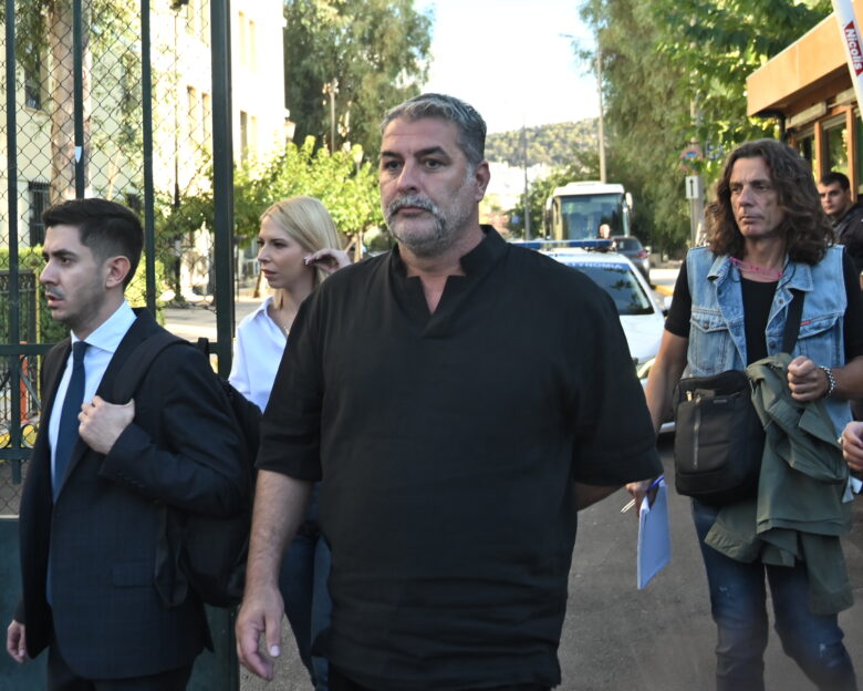 Ο Βασίλης Μπισμπίκης αντιμέτωπος με πρόστιμο 1.200 ευρώ και αφαίρεση διπλώματος για 1 μήνα μετά την εγκατάλειψη του τροχαίου