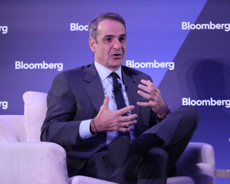 Μητσοτάκης στο Bloomberg: Στόχος η αυτοδυναμία – Από την 1η Ιανουαρίου οι Έλληνες θα δουν αύξηση στα εισοδήματά τους