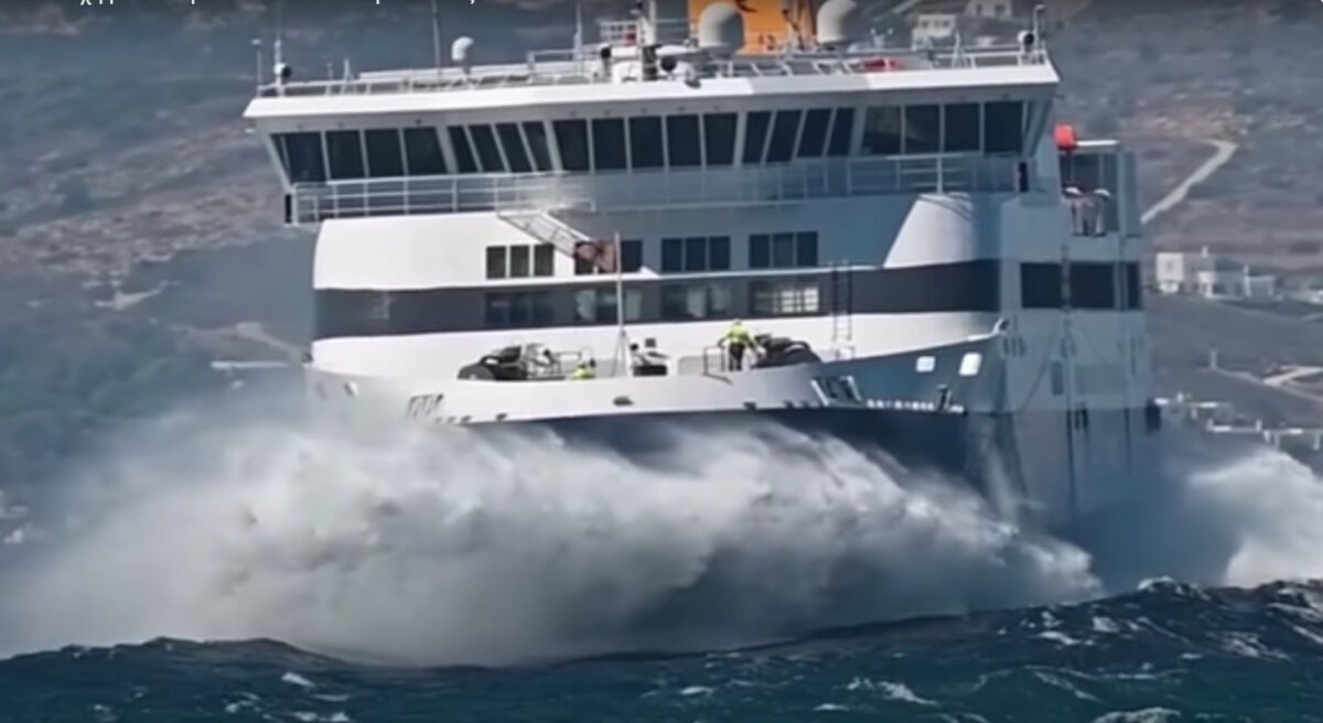 Το «Blue Star Naxos» παλεύει με τα κύματα