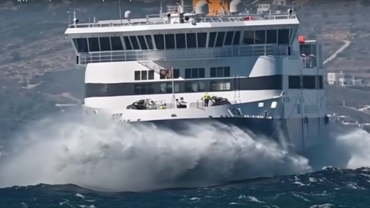 Το «Blue Star Naxos» παλεύει με τα κύματα