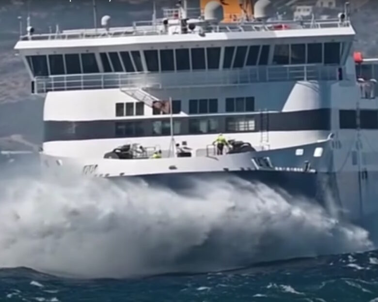 Καιρός: Το «Blue Star Naxos» δίνει μάχη με τα κύματα εν μέσω απαγορευτικού – Εικόνες που κόβουν την ανάσα