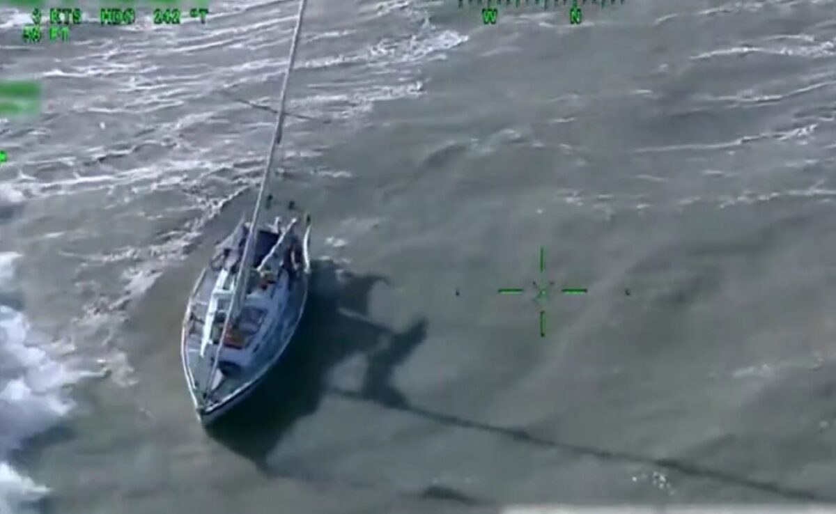 Βρετανία: Η δραματική διάσωση skipper καθώς το σκάφος του «παλεύει» με θηριώδη κύματα
