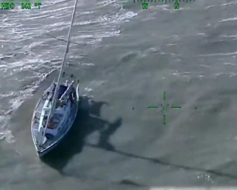 Βρετανία: Η δραματική διάσωση skipper καθώς το σκάφος του «παλεύει» με θηριώδη κύματα