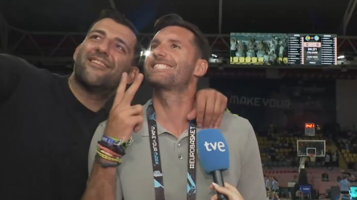 Eurobasket 2025: Ο Γιάννης Μπορούσης διέκοψε συνέντευξη του Ρούντι Φερνάντεθ για να βγάλουν φωτογραφία