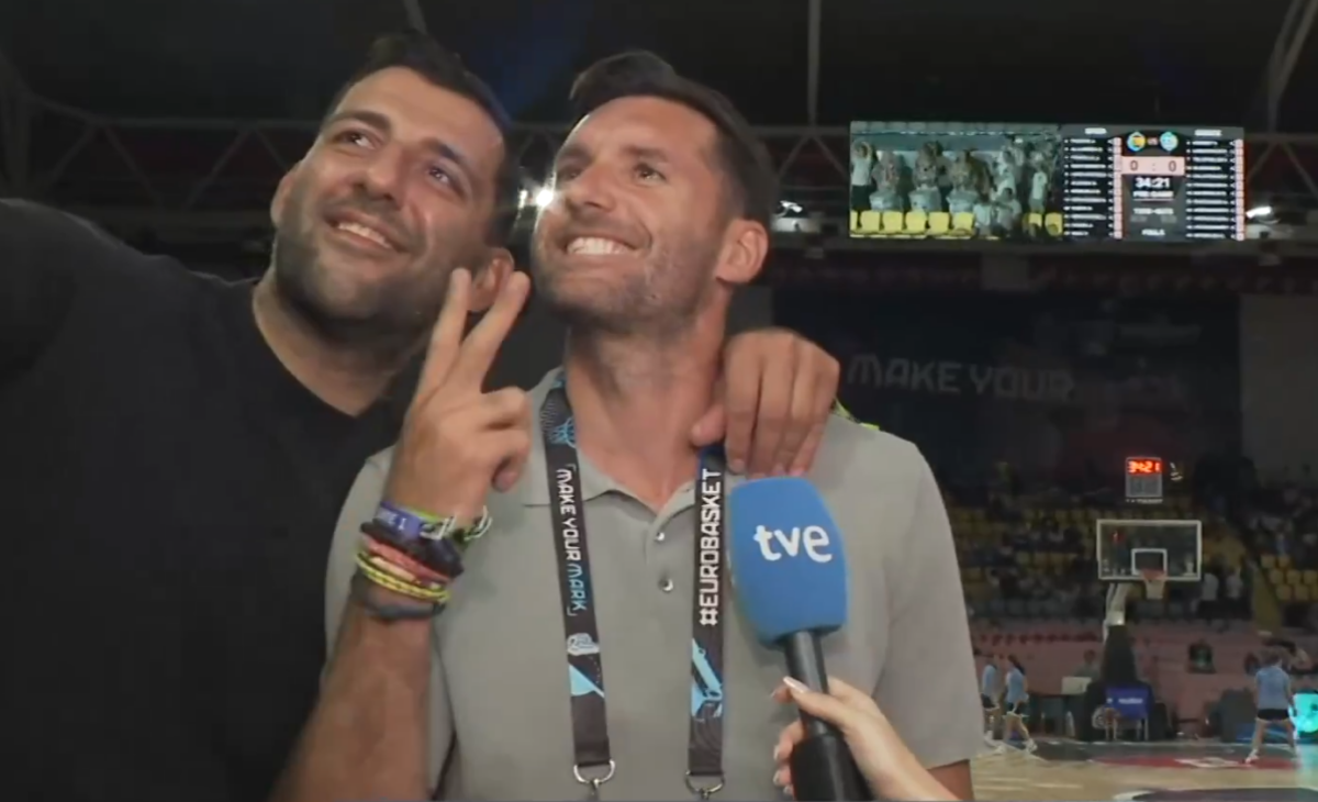 Eurobasket 2025: Ο Γιάννης Μπορούσης διέκοψε συνέντευξη του Ρούντι Φερνάντεθ για να βγάλουν φωτογραφία
