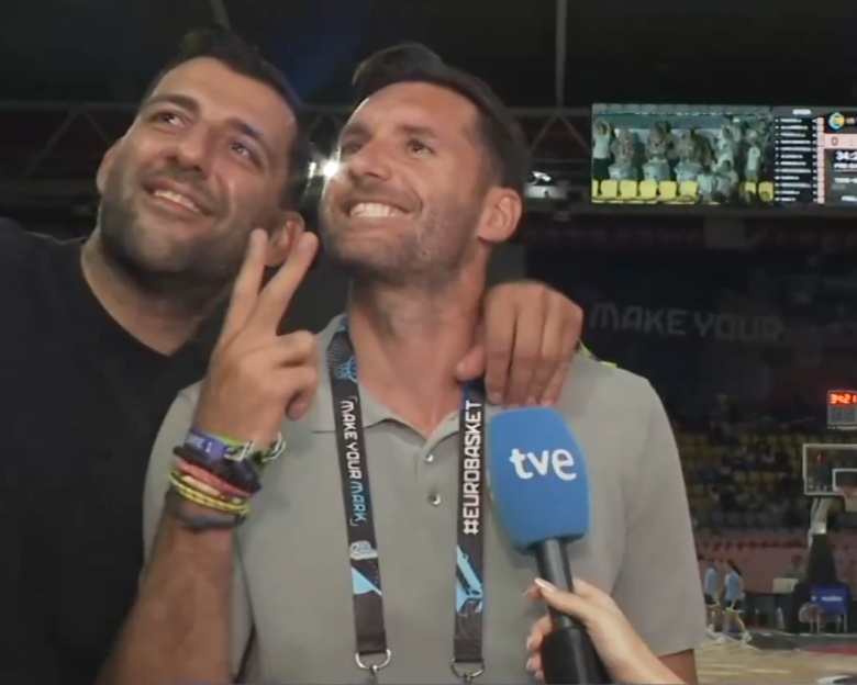 Eurobasket 2025: Ο Γιάννης Μπορούσης διέκοψε συνέντευξη του Ρούντι Φερνάντεθ για να βγάλουν φωτογραφία