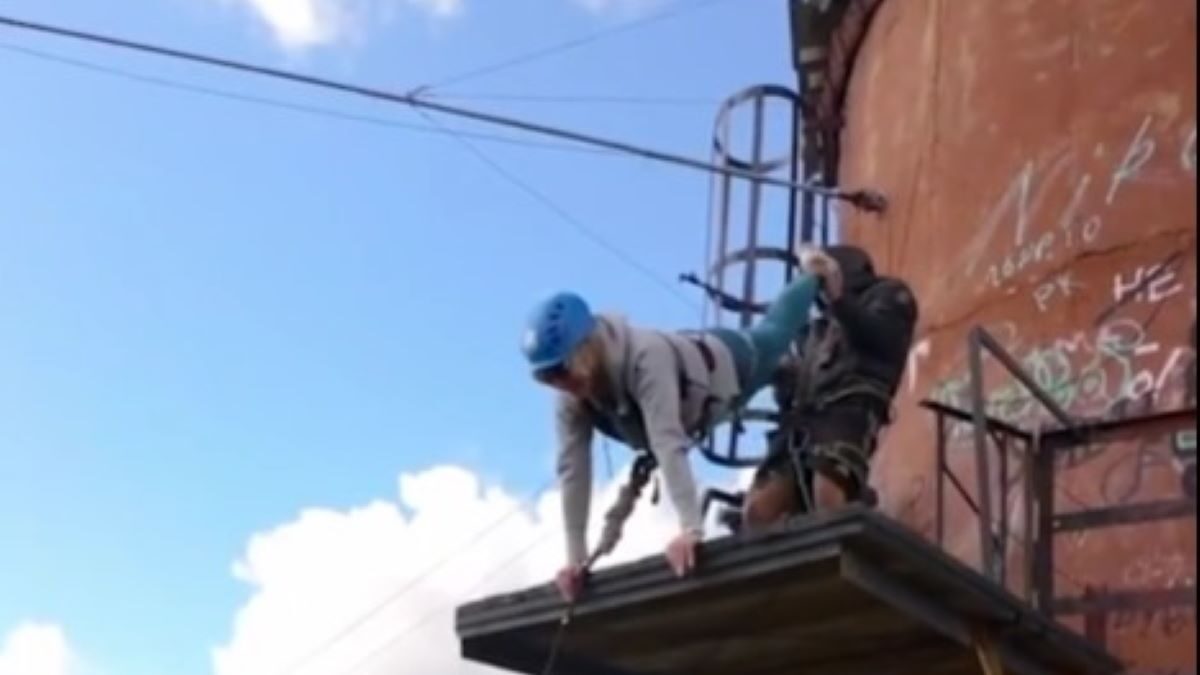Η στιγμή που η 45χρονη ετοιμάζεται για το bungee jumping
