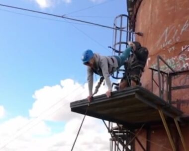 Η στιγμή που η 45χρονη ετοιμάζεται για το bungee jumping