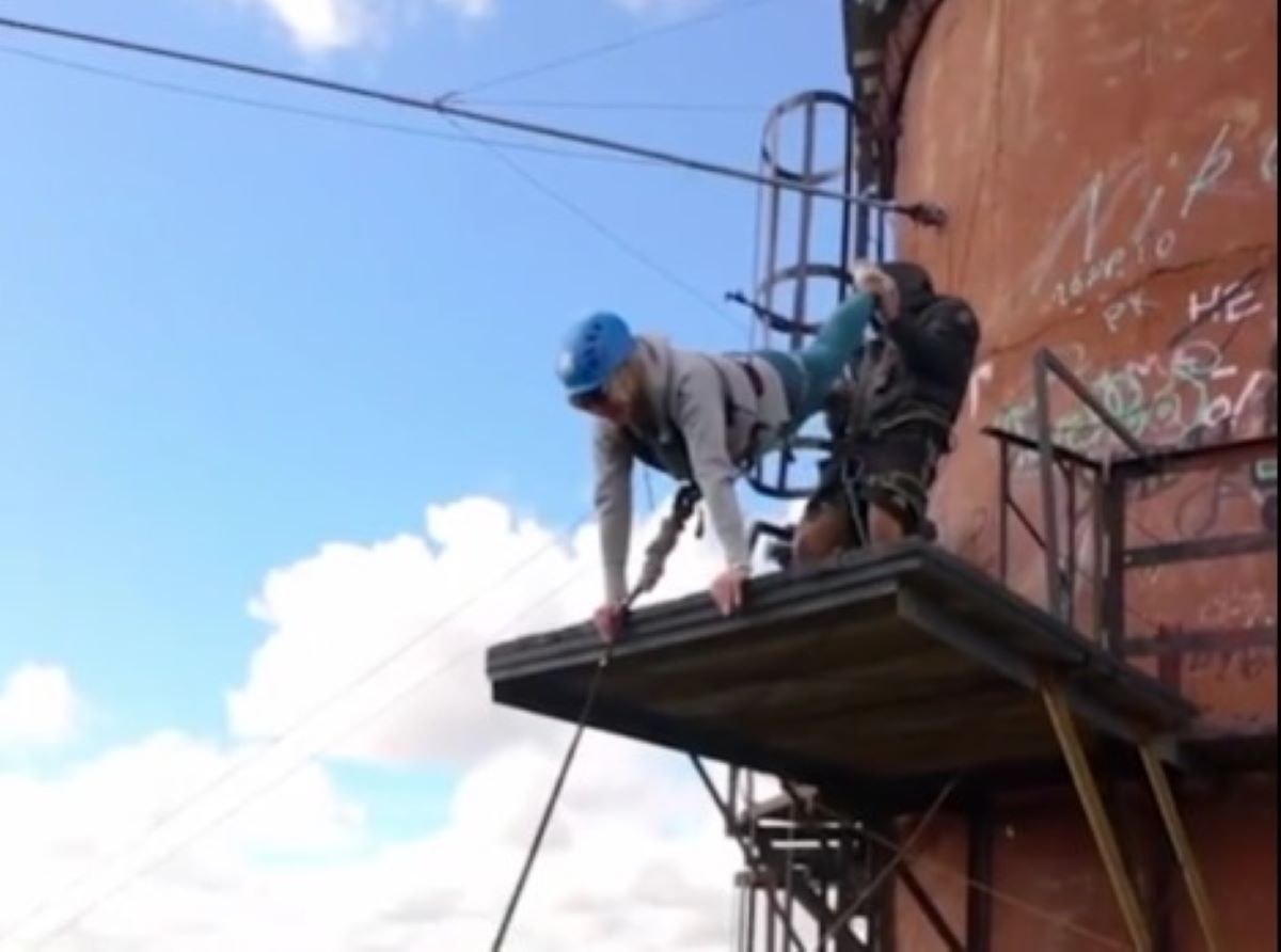 Η στιγμή που η 45χρονη ετοιμάζεται για το bungee jumping