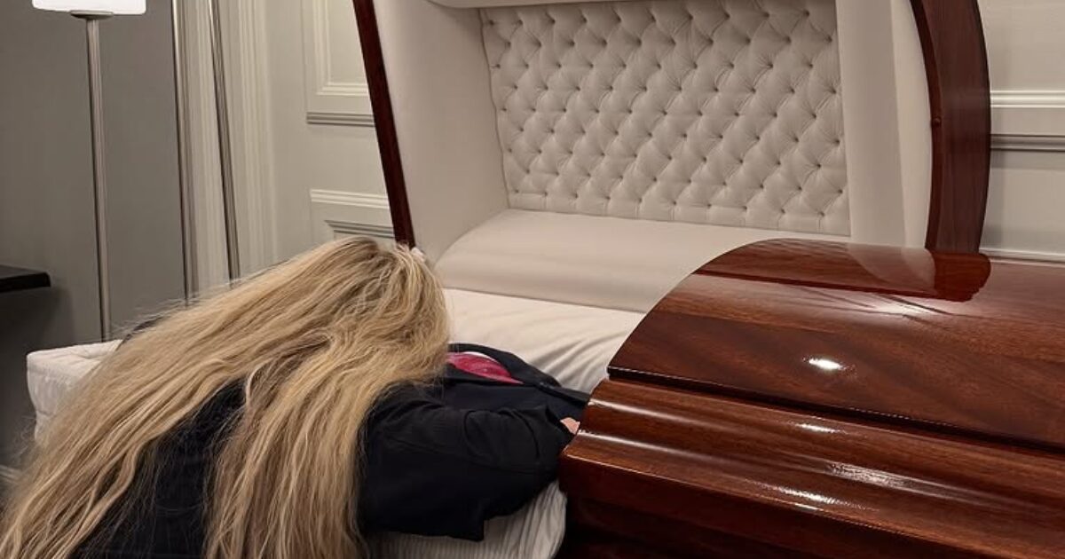 Charlie Kerk: The moment his widow collapses on his coffin – “When will my husband be forgotten, I will take care of it”