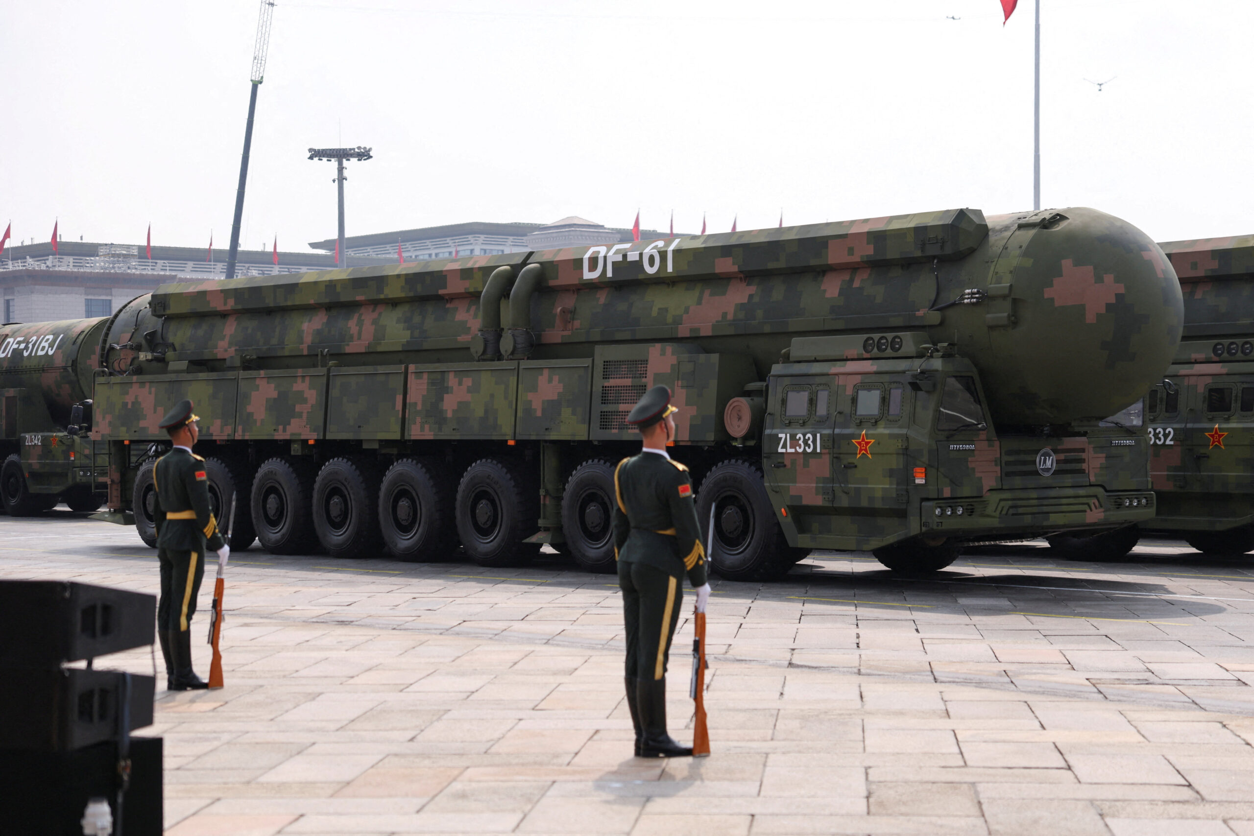 Ο πυρηνικός πύραυλος DF-61 κατά τη διάρκεια της στρατιωτικής παρέλασης στο Πεκίνο