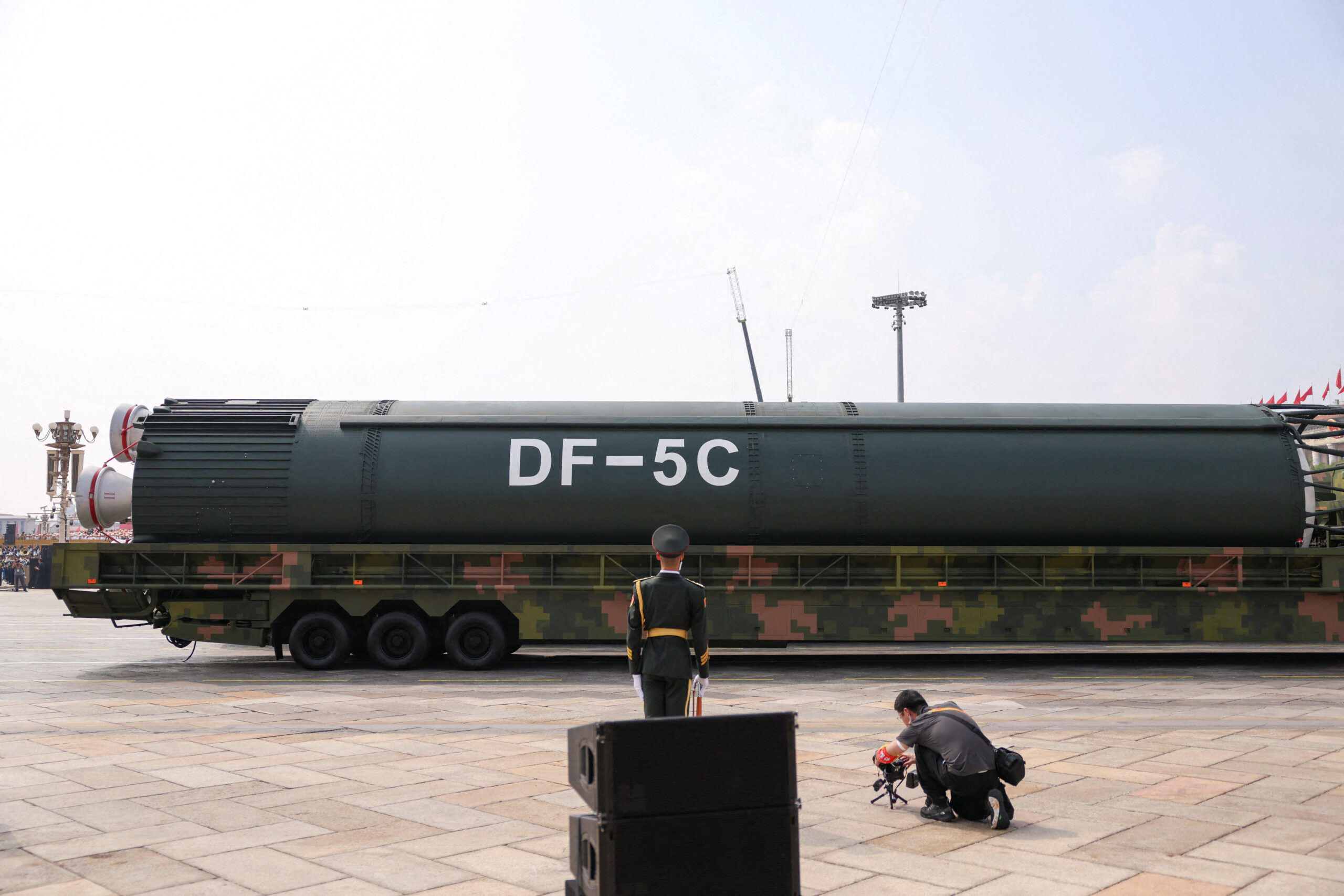 Ο πυρηνικός πύραυλος DF-5C κατά τη διάρκεια της στρατιωτικής παρέλασης στο Πεκίνο
