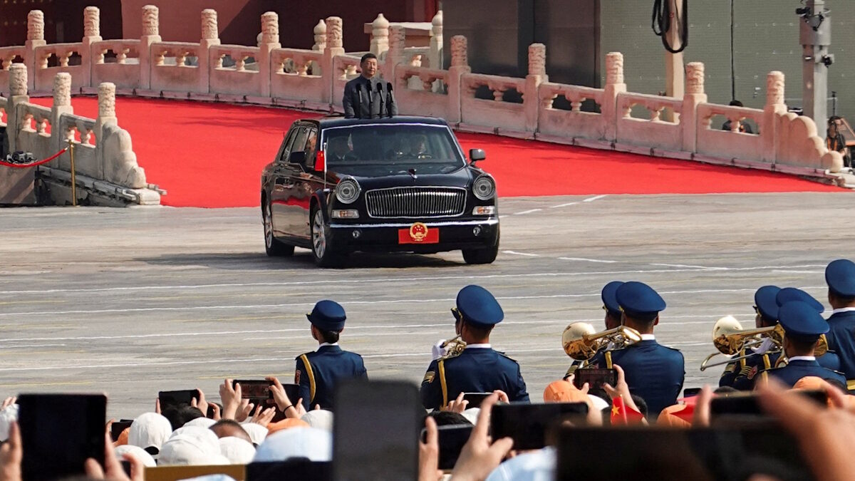 Ο Κινέζος Πρόεδρος Xi Jinping επιθεωρεί τη στρατιωτική παρέλαση του Πεκίνου για τα 80 χρόνια από τη λήξη του Β' Παγκοσμίου Πολέμου