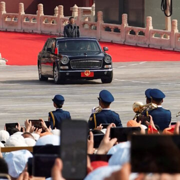 Ο Κινέζος Πρόεδρος Xi Jinping επιθεωρεί τη στρατιωτική παρέλαση του Πεκίνου για τα 80 χρόνια από τη λήξη του Β' Παγκοσμίου Πολέμου