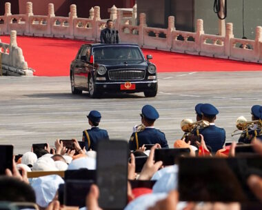 Ο Κινέζος Πρόεδρος Xi Jinping επιθεωρεί τη στρατιωτική παρέλαση του Πεκίνου για τα 80 χρόνια από τη λήξη του Β' Παγκοσμίου Πολέμου